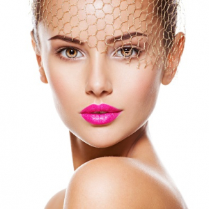 عکس مدل زیبایی و آرایشی و طور طلایی روی صورت